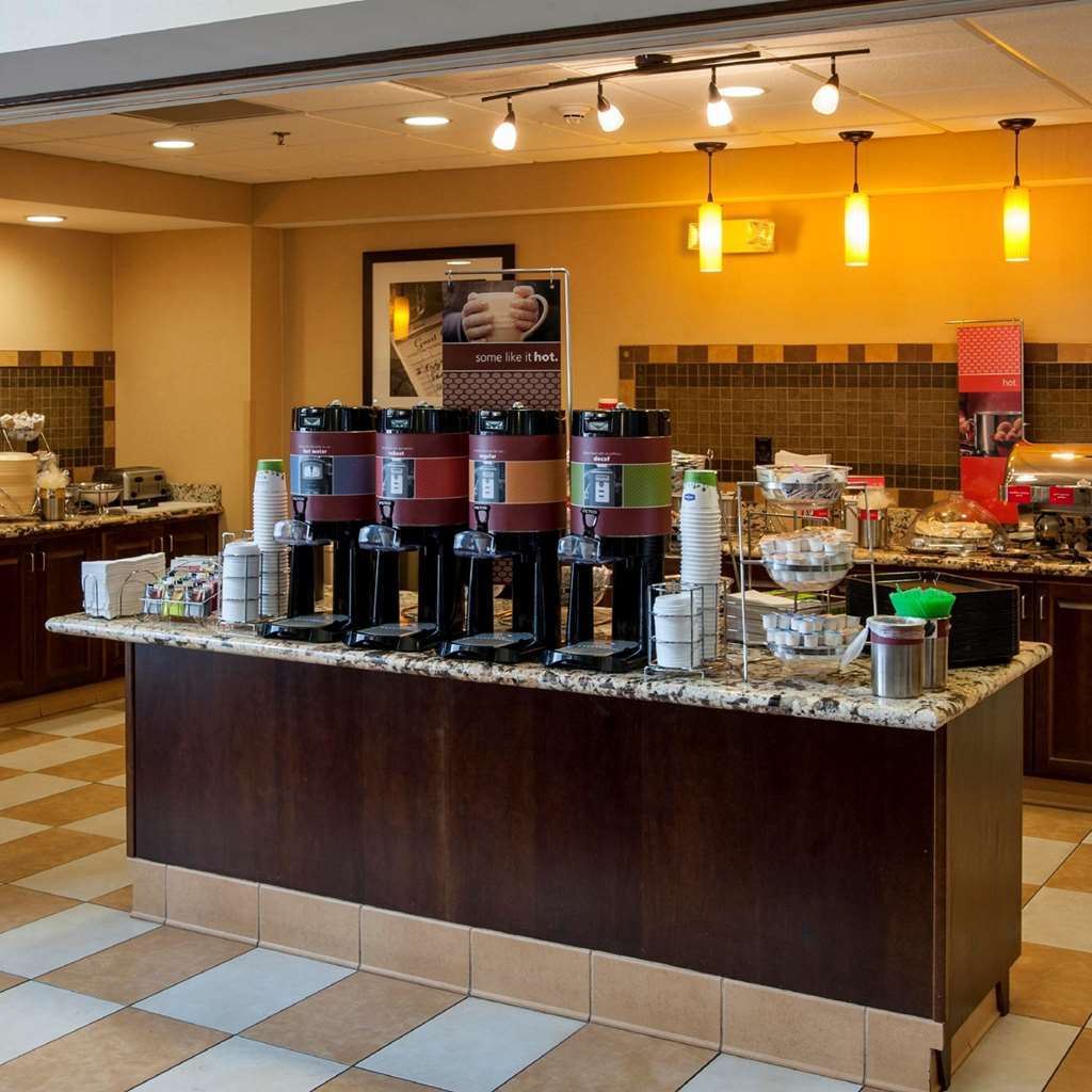Hampton Inn & Suites Watertown Ristorante foto